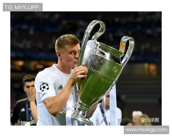 足球明星的辉煌与遗憾交织让人感慨不已的职业生涯与人生选择